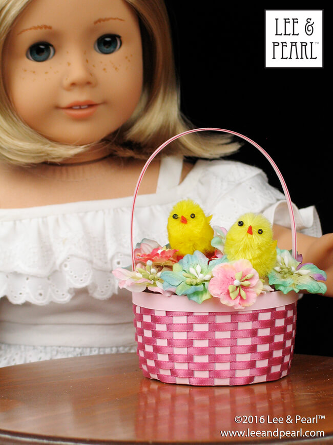 Make Easter baskets for your American Girl dolls and other 18 inch dolls using Lee & Pearl's FREE printable templates and detailed, photo-illustrated tutorial. Get your own printable package — which includes several shapes and sizes, including these NEW large, straight-sided baskets — in the Lee & Pearl March 2016 Newsletter.