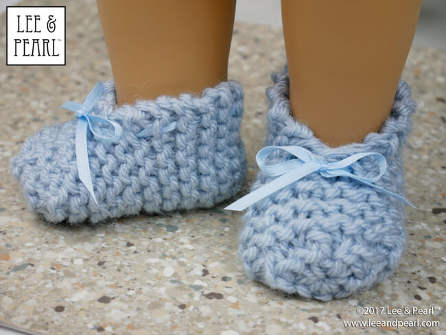 Make super-easy, super-cute knitted slippers for 18 inch dolls — download the FREE craft pattern from Lee & Pearl today.
