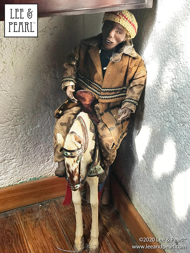 We’ve got a newsletter treat this week! Join Lee in JAMAICA as she goes fabric shopping in Ocho Rios and finds sewing machines — and beautiful dolls — in the mountains at the Bob Marley birthplace museum.