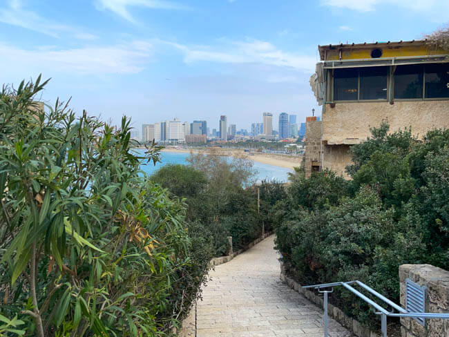 Lee & Pearl Went to ISRAEL — Part One. Join us as we explore Tel Aviv's history, architecture and amazing shopping — including the Old Jaffa flea market, Carmel Market, Levinksy Market, HaTikva Market, the weird and wonderful Dizengoff Center and the Nahalat Binyamin Street textile district, where we purchased fabulous fabric! Stay tuned next week as we venture out of Tel Aviv to Caesarea, Haifa and of course – Jerusalem.