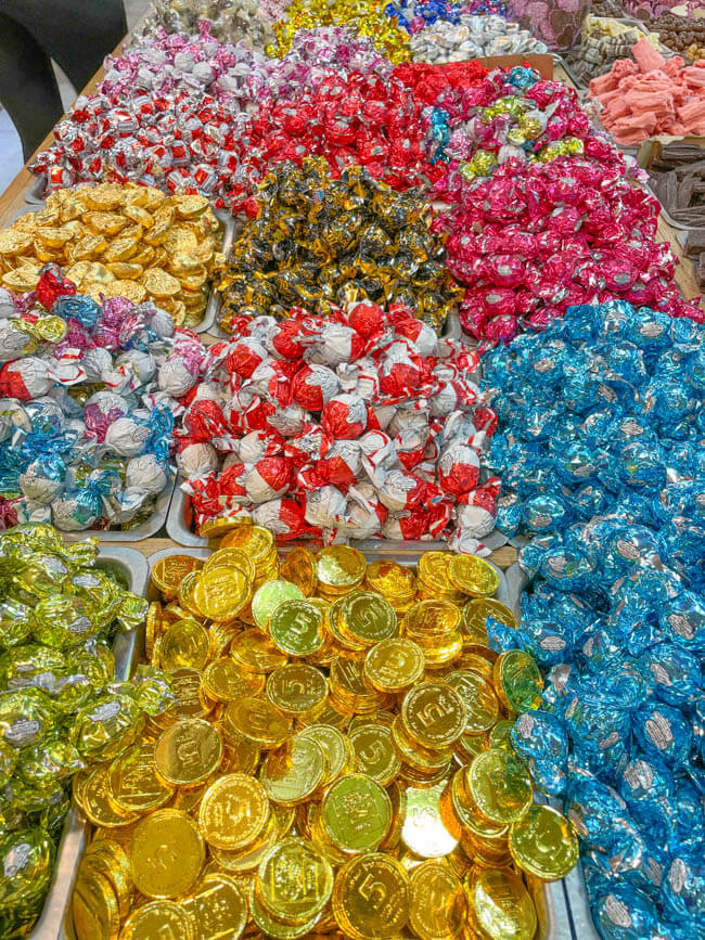 Lee & Pearl Went to ISRAEL — Part One. Join us as we explore Tel Aviv's history, architecture and amazing shopping — including the Old Jaffa flea market, Carmel Market, Levinksy Market, HaTikva Market, the weird and wonderful Dizengoff Center and the Nahalat Binyamin Street textile district, where we purchased fabulous fabric! Stay tuned next week as we venture out of Tel Aviv to Caesarea, Haifa and of course – Jerusalem.