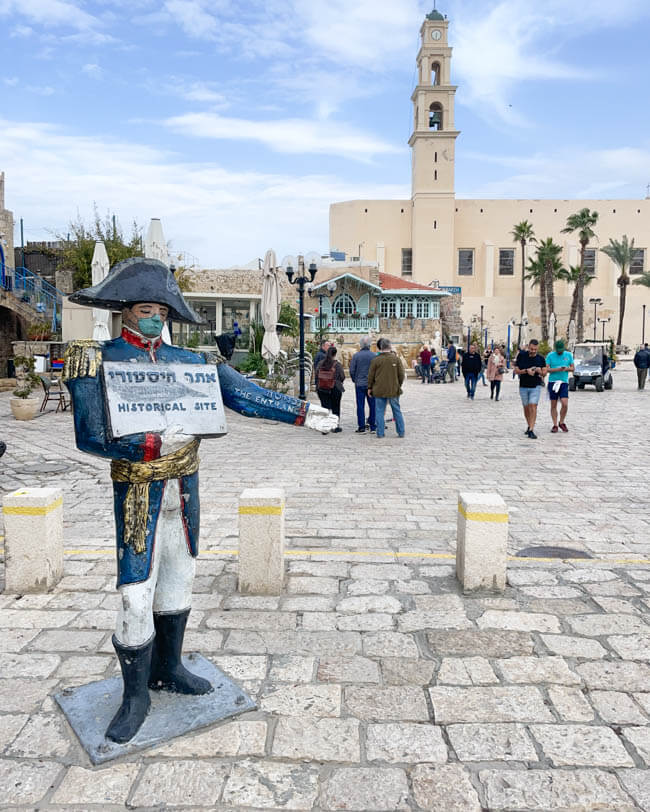 Lee & Pearl Went to ISRAEL — Part One. Join us as we explore Tel Aviv's history, architecture and amazing shopping — including the Old Jaffa flea market, Carmel Market, Levinksy Market, HaTikva Market, the weird and wonderful Dizengoff Center and the Nahalat Binyamin Street textile district, where we purchased fabulous fabric! Stay tuned next week as we venture out of Tel Aviv to Caesarea, Haifa and of course – Jerusalem.