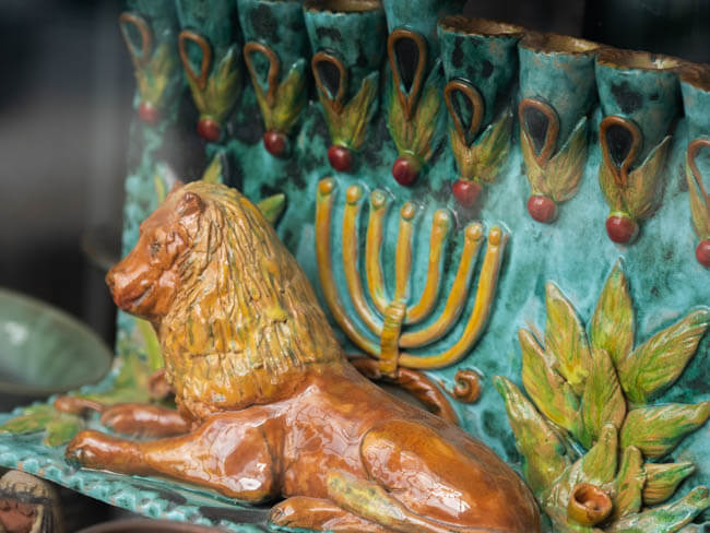 Lee & Pearl Went to ISRAEL — Part One. Join us as we explore Tel Aviv's history, architecture and amazing shopping — including the Old Jaffa flea market, Carmel Market, Levinksy Market, HaTikva Market, the weird and wonderful Dizengoff Center and the Nahalat Binyamin Street textile district, where we purchased fabulous fabric! Stay tuned next week as we venture out of Tel Aviv to Caesarea, Haifa and of course – Jerusalem.